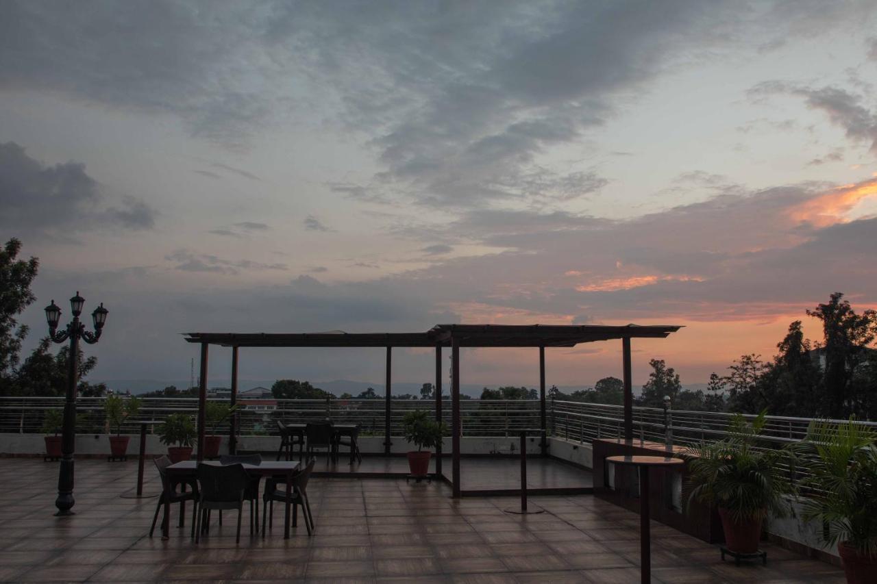 Hotel Alaya Dehradun Zewnętrze zdjęcie