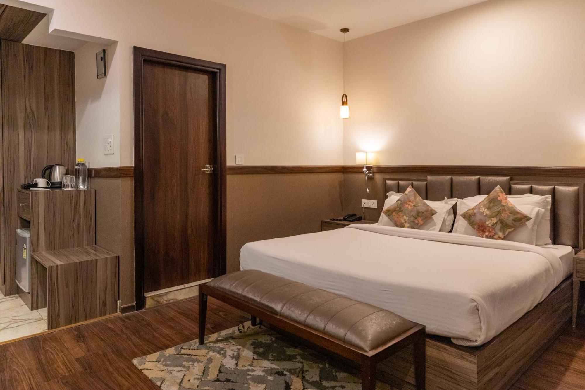 Hotel Alaya Dehradun Zewnętrze zdjęcie