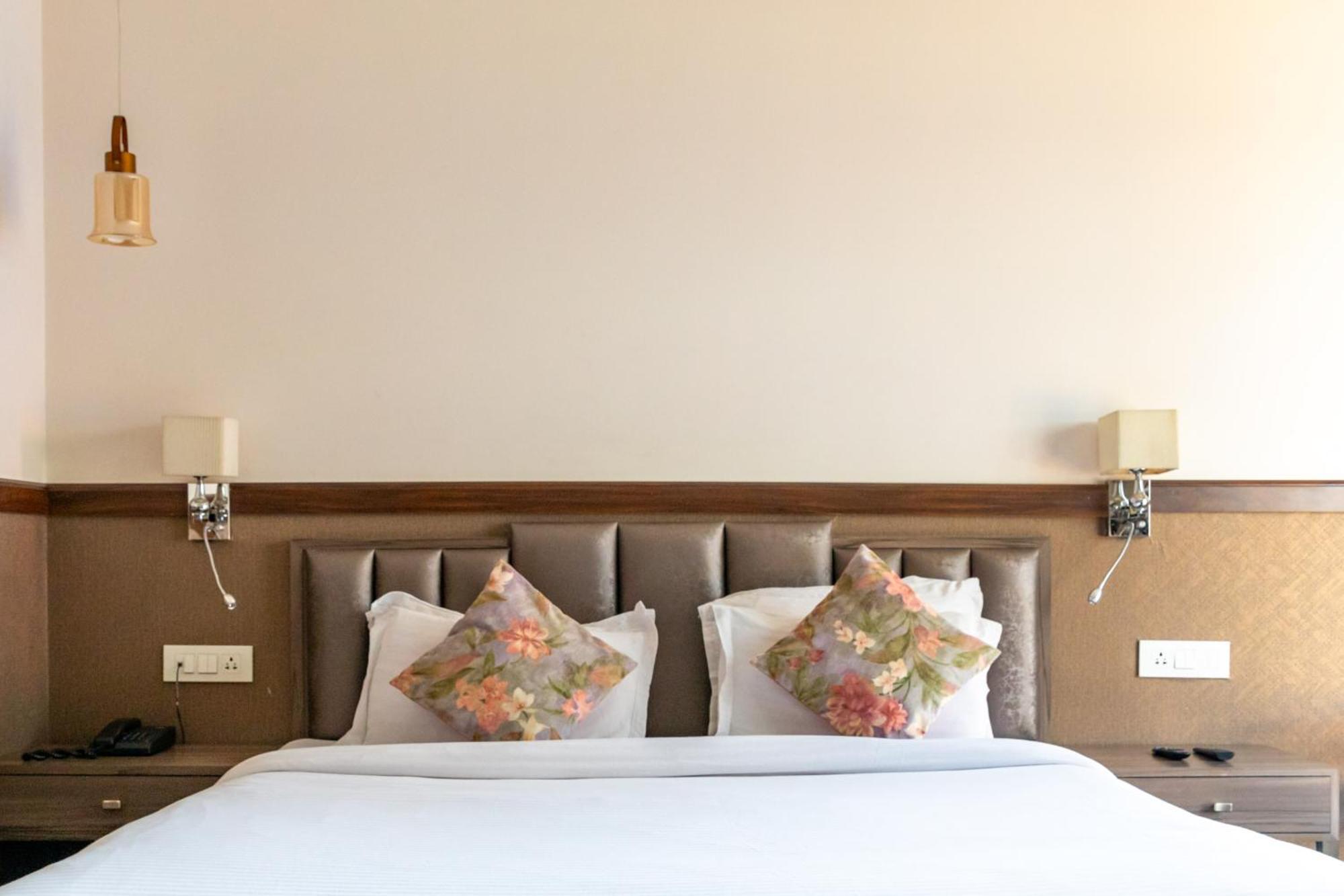 Hotel Alaya Dehradun Zewnętrze zdjęcie